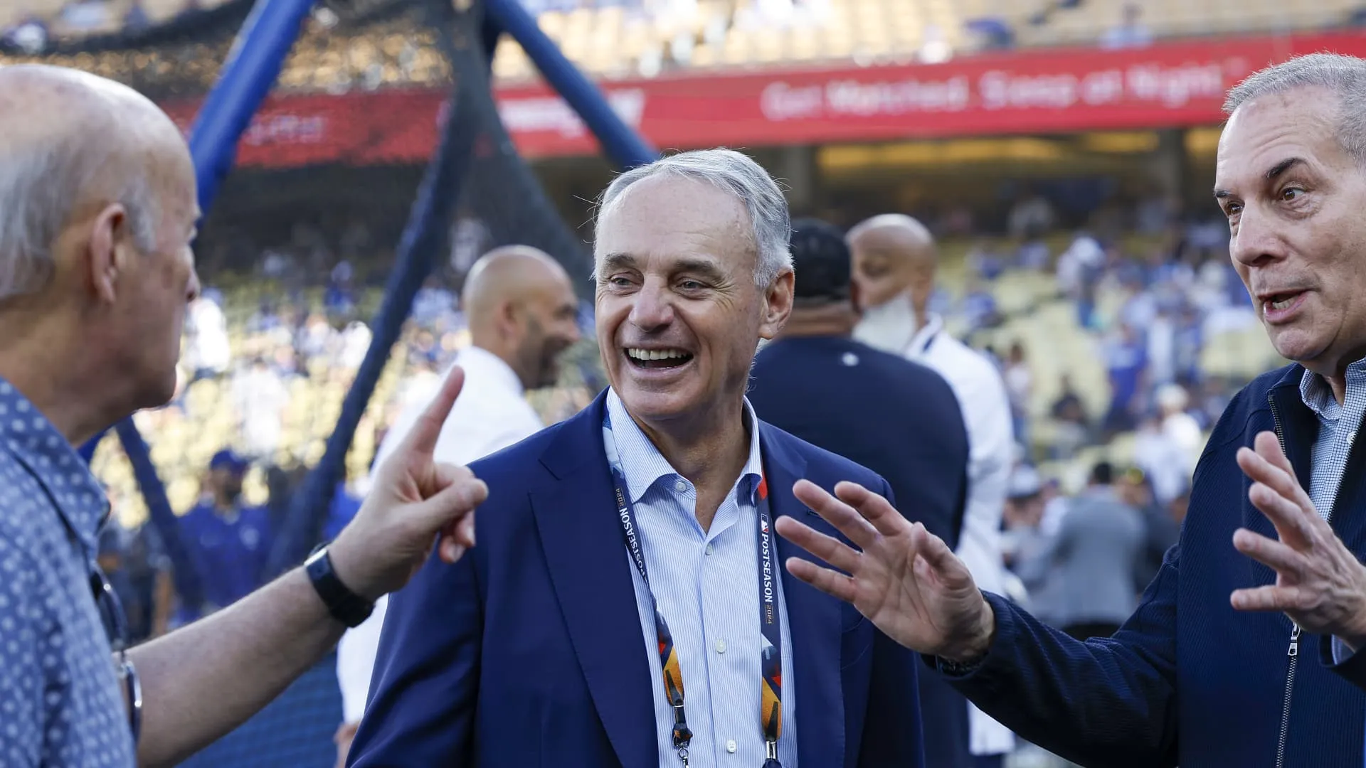 CNBC Olahraga: Komisioner MLB mengatakan hak media Minggu bisa ke NBC, Apple — atau kembali ke ESPN