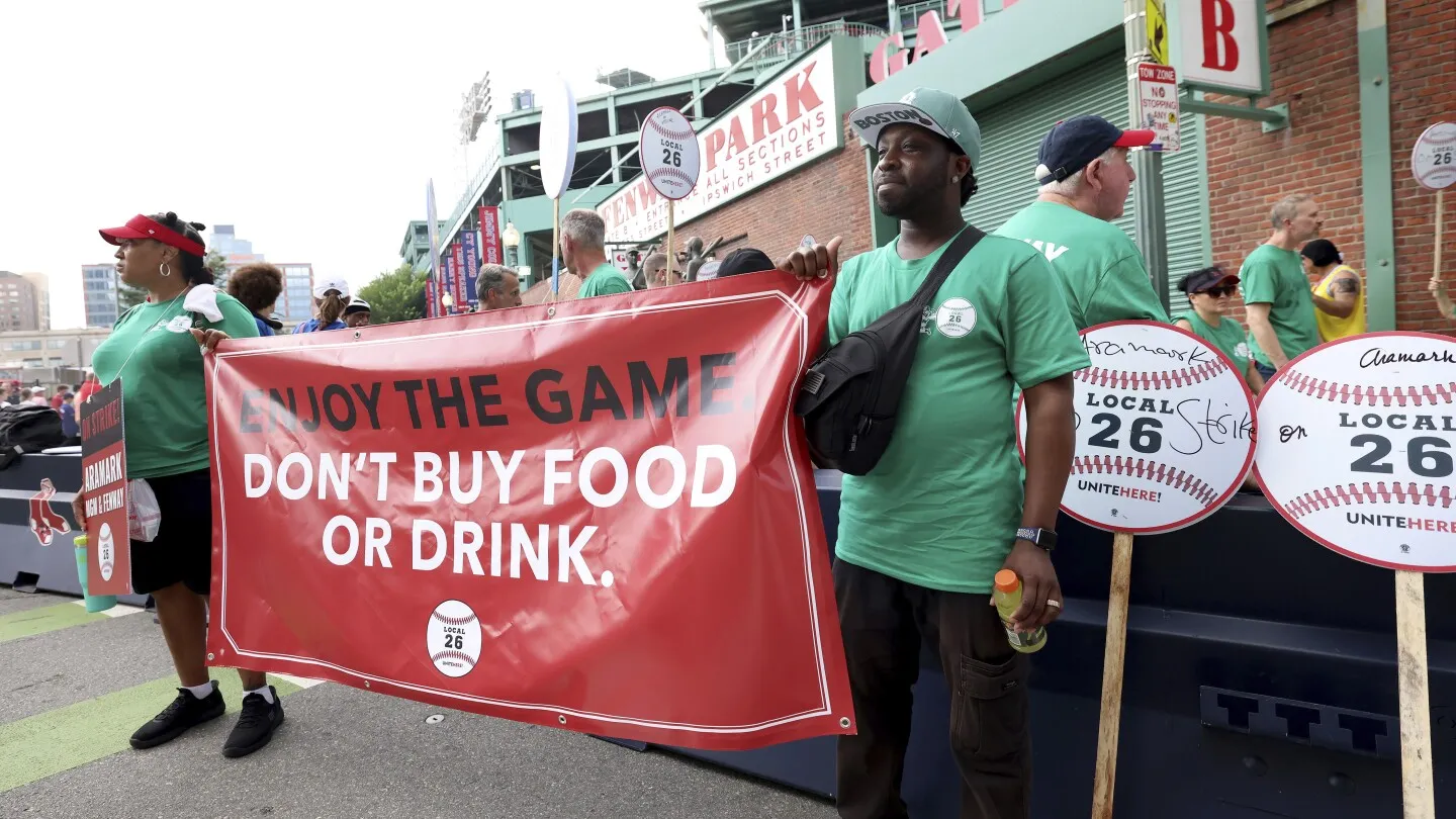 Pekerja bir dan makanan mogok di Fenway Park untuk pertandingan kandang antara Dodgers dan Red Sox
